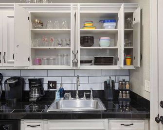 Cozy Cottage in Fairwaywifipetsok - Fairway - Kitchen