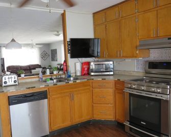 The Vineyard House at Arwen Farms - Ripley - Kitchen