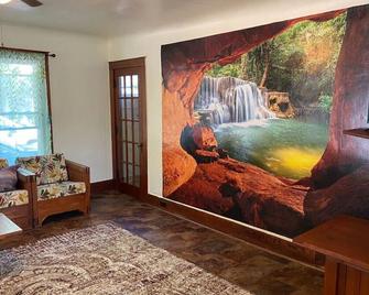 Tnt Suite, Downtown Retreat - Davison - Living room