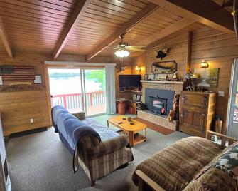 Sky Meadows Cottage On Medicine Lake No Hidden Fees Please Read Our Reviews - Three Lakes - Living room