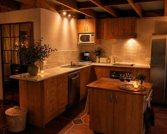 Winter hideaway loft style unit with Fireplace, Billiard table and Bath. - Berridale - Kitchen