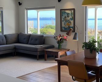 Beachfront Bach, Moments To Ocean, Breathtaking Views, Family Friendly, Wi-Fi - Collingwood - Wohnzimmer