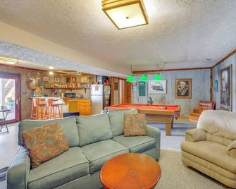 Smith Mountain Lake Retreat w/ Private Beach! - Huddleston - Living room