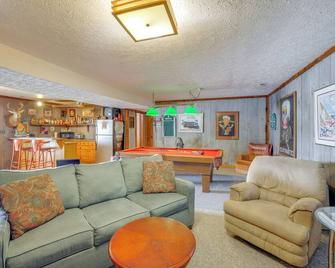 Smith Mountain Lake Retreat with Private Beach! - Huddleston - Sala de estar