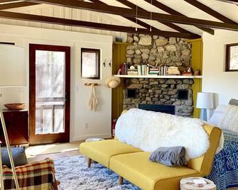 Forest Cabin nestled in oak sanctuary between Valley Village and Carmel Beach - Carmel Valley - Sala de estar