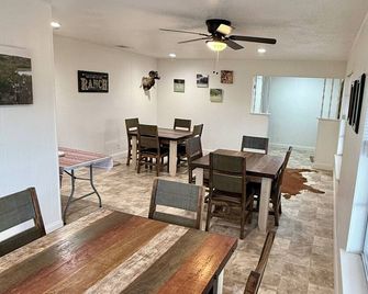 Charming 4-bedroom farmhouse with AC in welcoming Moore - with Star-link WIFI - Moore - Dining room