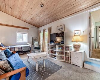 Ocean-view cottage with private beach access, tree house, outdoor fireplace - Smith River - Living room