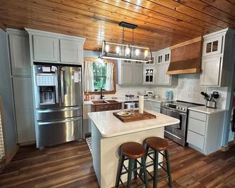 Cozy Lake Wedowee Home with Private Dock, 2 slips and 100 ft of lake frontage - Lineville - Cocina