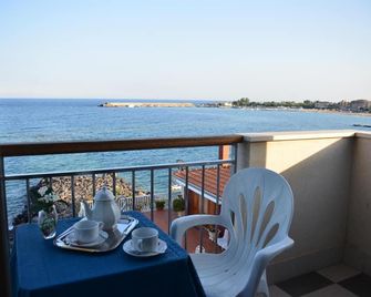 Costa Azzurra - Giardini Naxos - Balcón
