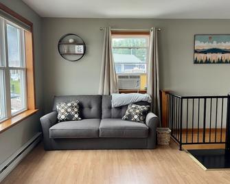 Lakefront Cottage with Stunning Views. Boat available to rent with cottage! - Castile - Living room