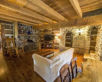 Breathtaking Log Cabin at The Stables at Strawberry Creek - Knoxville - Living room