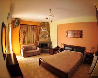 Oreiades Suites - Koutsodimos - Slaapkamer