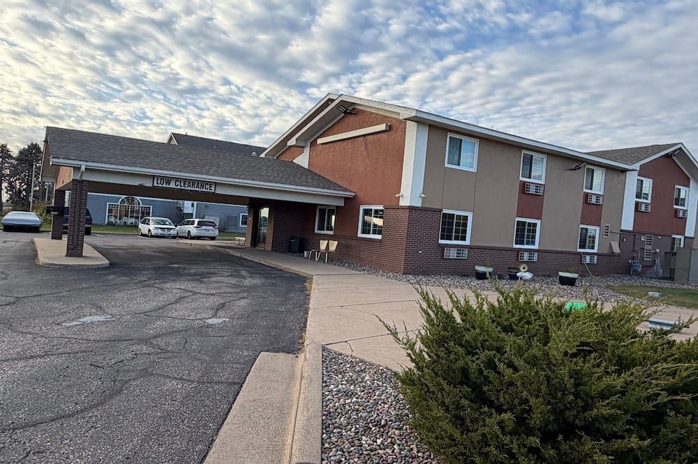 Coratel Inn and Suites by Jasper Stillwater Standard 2 Queen Bed Non Smoking - Stillwater - Edifício