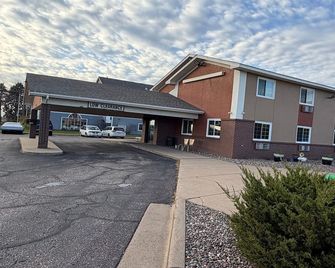 Coratel Inn and Suites by Jasper Stillwater Standard 2 Queen Bed Non Smoking - Stillwater - Edifício