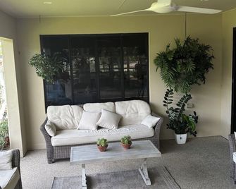 Quiet Queen Room - Ooralea - Patio