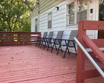 Spacious 5-bedroom house in gorgeous Glen Carbon with AC - Glen Carbon - Balcón