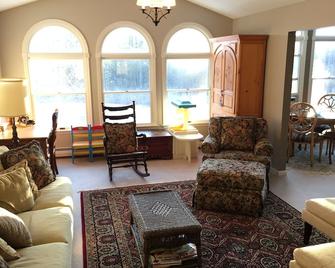 Sprawling Berkshires Ranch Nestled In A Private Wooded Lot With Expansive Yards! - Becket - Sala de estar