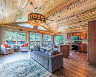 New Listing! Newly Remodeled, Stunning Views, Deck, Walk to Downtown Creede - Creede - Sala de estar