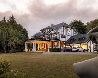 Hana Lodge - Hamurana - Building