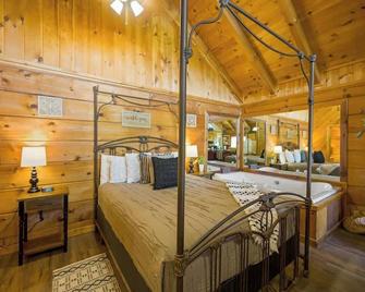 Cozy Studio Log Cabin in the heart of Pigeon Forge. Hot Tub. Honeymoon! Sleeps 2 - Pigeon Forge - Bedroom