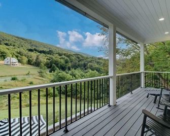 Bellview Cottage - Mountain House Vacation Rental - Hot Springs - Balcón