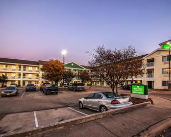 HomeTowne Studios by Red Roof Austin - Austin - Building