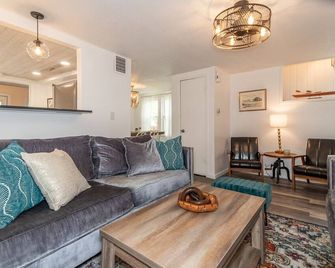 Luxury Lakeside Cottage- Girls Getaway - 5 mi to GOTL w/ Backyard & Fire pit - Geneva - Living room