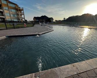 Lakeshore Escape Pool, Lake, Pool Table, Arcade Machine 2 King Beds, Sleeps 8 - Corsicana
