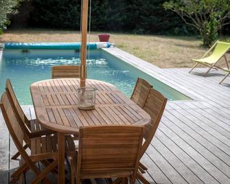 Margaux at the heart of the Médoc wine region. Beautiful stone house and pool. - Margaux-Cantenac