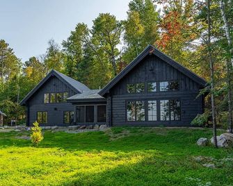 Northern Exposure Modern Log Cabin - Ely - Building
