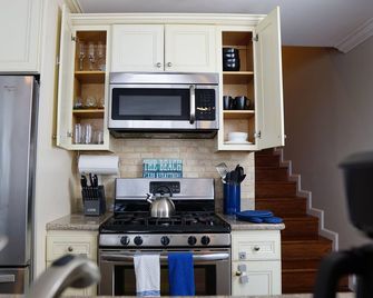 Cozy Beach Block 2BR Home ~ Private yard with BBQ grill & Lounging Rooftop deck - Sea Bright - Cocina