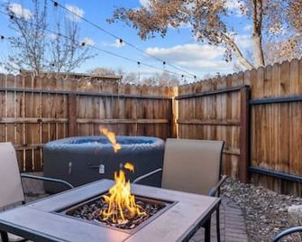 Hot Tub Firepit Patio Walk to Midtown Do - Reno
