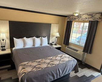 Regency 7 Motel - Fayetteville - Sovrum