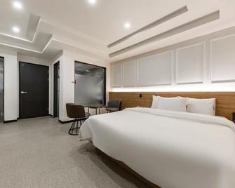 Hotel Classic Sacheon - Sacheon - Habitación