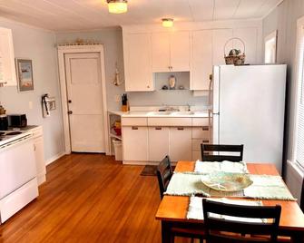 Charming Beachouse Getaway on Historic Sunset Beach - Warrenton - Kitchen