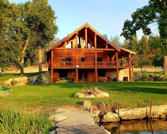 Waterfront home on Spokane River w/boat launch, firepit, privacy & views - Nine Mile Falls - Edificio