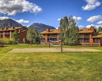 Walk to Main St Frisco Condo with Community Pool! - Frisco - Edificio