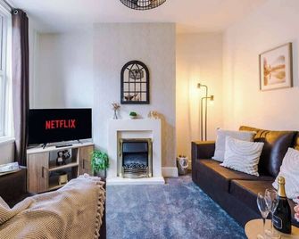 Bright 2-bed cottage in Chester by 53 Degrees Property, ideal for Couples & Small groups, City Centre - Sleeps 6 - Chester - Living room