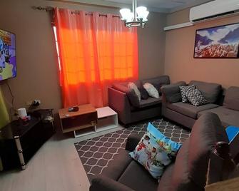 Lovely Vacation 2-bedroom townhome with WiFi, AC in San Fernando - San Fernando (Trinidad y Tobago) - Sala de estar