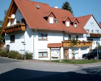 Adihotels - Linde Haus Gombert - Knüllwald - Gebäude