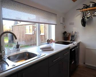 Crossing Cottage, Brora - Brora - Kitchen