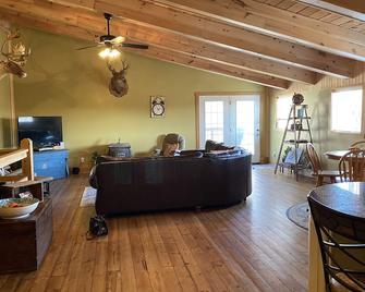 Off the beaten path! 3 BR/1 BA north of Salina, KS - Minneapolis - Sala de estar