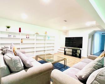 Charming 2-bedroom and 1 Full bath basement apartment with WiFi and AC in lovely Edmonds - Edmonds - Living room