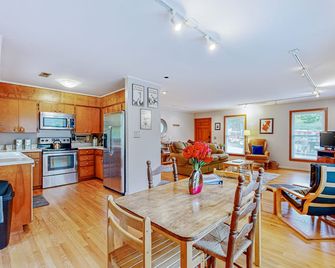Sunny Retreat - Lake Junaluska - Dining room