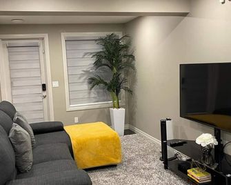Eden Guest Suite, One-bedroom Walkout Basement in Airdrie - Airdrie - Huiskamer