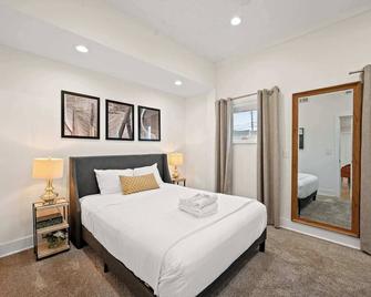 Spacious Home Near Ark, Perfect for 12 Guests - Williamstown - Sypialnia