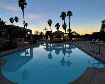 Tasteful, spacious, pool/jacuzzi, near beach, nature preserve, UCSB - Schoener - Zwembad
