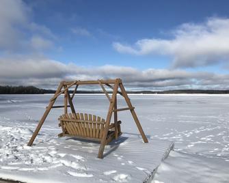 Larks Lake Lodge: All-Season Fun: Lakefront Retreat with Year-Round Activities - Pellston