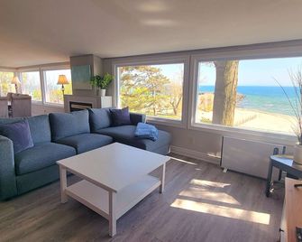 Crystal Beach Waterfront Cottage - Sunset Views! - Fort Erie - Living room