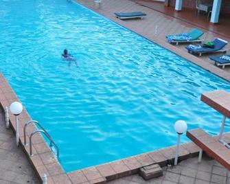 Colline Hotel Limited - Mukono - Piscina
